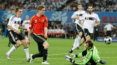 Fernando Torres eleva el balón ante la salida de Jens Lehmann: será el único gol de la final de Eurocopa de 2008, en la que España se impondrá a Alemania,..