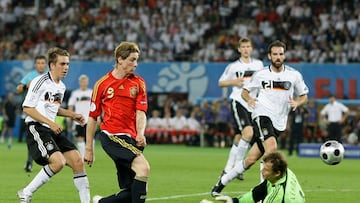 Fernando Torres eleva el balón ante la salida de Jens Lehmann: será el único gol de la final de Eurocopa de 2008, en la que España se impondrá a Alemania,..