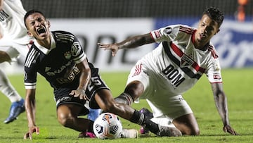 Brazil's Sao Paulo Rodrigo Nestor (R) an dPeru's Sporting Cristal Gerald Tavara vie for the ball during their Copa Libertadores football tournament group stage match at Morumbi Stadium in Sao Paulo, Brazil, on May 25, 2021. (Photo by Alexandre S