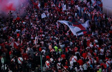 Los aficionados de River celebran el triunfo de su equipo en la Final de la Copa Libertadores ante Boca en la Plaza del Obelisco.