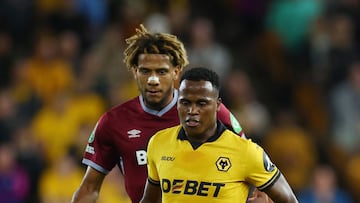 Soccer Football - Carabao Cup - Second Round - Wolverhampton Wanderers v West Ham United - Molineux Stadium, Wolverhampton, Britain - August 26, 2025 Wolverhampton Wanderers' Jhon Arias in action with West Ham United's Jean-Clair Todibo Action Images via Reuters/Andrew Boyers EDITORIAL USE ONLY. NO USE WITH UNAUTHORIZED AUDIO, VIDEO, DATA, FIXTURE LISTS, CLUB/LEAGUE LOGOS OR 'LIVE' SERVICES. ONLINE IN-MATCH USE LIMITED TO 120 IMAGES, NO VIDEO EMULATION. NO USE IN BETTING, GAMES OR SINGLE CLUB/LEAGUE/PLAYER PUBLICATIONS. PLEASE CONTACT YOUR ACCOUNT REPRESENTATIVE FOR FURTHER DETAILS..