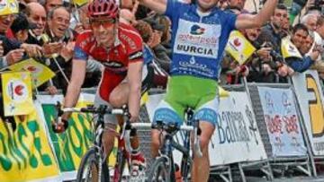 <b>ACLAMADOS EN IBI. </b>Manuel Vázquez celebra la etapa y Rubén Plaza, el liderato, ante un público exultante.