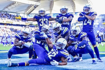 Una sorpresiva y joven defensiva de los Chargers podría ser la clave para ir a playoffs.