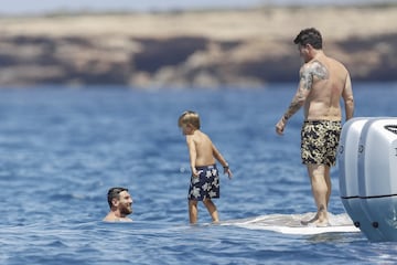 La familia Messi-Roccuzzo disfruta de unas idílicas vacaciones a bordo de un cómodo barco por las costas de las Islas Pitiusas.