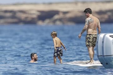 La familia Messi-Roccuzzo disfruta de unas id¨ªlicas vacaciones a bordo de un c¨®modo barco por las costas de las Islas Pitiusas.