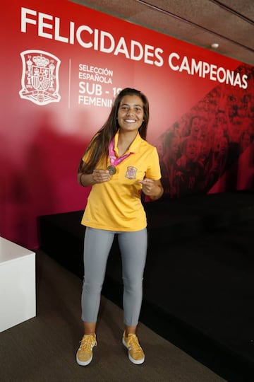 María Llompart posa con la medalla de oro en la recepción a la selección española de fútbol tras proclamarse campeonas del Europeo de Fútbol sub-19.