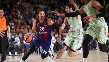 Nico Laprovittola bota el balón defendido por Leandro Bolmaro durante el Barça-Bayern Múnich de Euroliga.