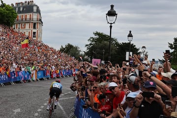 Remco Evenepoel, en las pobladas calles de París durante la prueba. 