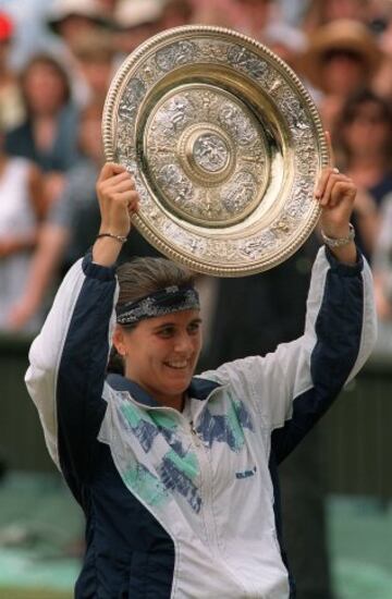 Con tan solo 21 a?os, y frente a un mito de la hierba del Old England Club como la estadounidense Martina Navratilova, Conchita Mart¨ªnez se convirti¨® en 1994 en la primera y hasta la fecha ¨²nica tenista esp?ola en conquistar el torneo de Wimbledon.