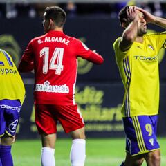 Punto de oro para el Almería e insuficiente para el Cádiz