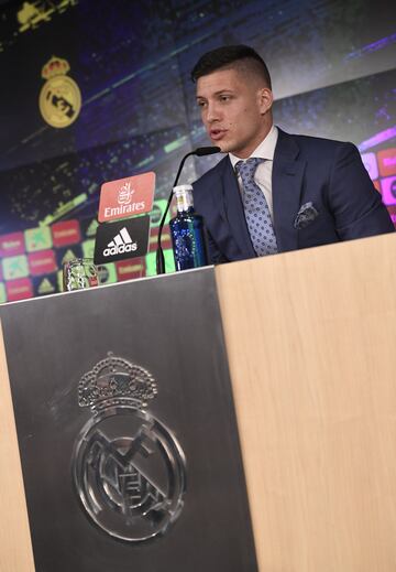 El jugador serbio Luka Jovic en la rueda de prensa posterior a la presentación. 