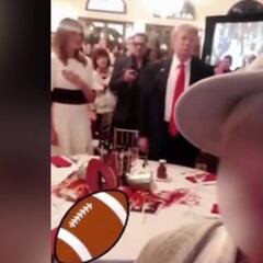 Trump mofándose del himno durante el Super Bowl
