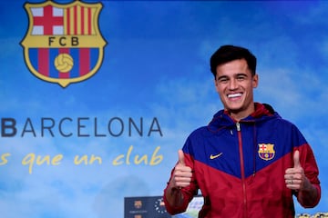 Barcelona's new Brazilian midfielder Philippe Coutinho poses for a picture in Barcelona on January 7, 2018. 
El Barça fue quien lo quiso y el Barça fue quien lo fichó, pero también tuvo que permanecer una temporada más en Liverpool. Al igual que Ousmane Dembélé, Philippe Coutinho se declaró en rebeldía en el verano de 2017 para recalar en el cuadro culé. Tras emitir desde Anfield un comunicado en el que afirmaban que “la postura definitiva del club es que no se considerará ninguna oferta para Coutinho”, el brasileño, según informó ‘Sky Sports’, solicitó el ‘transfer request’ para que los ‘Reds’ accedieran a negociar su salida.