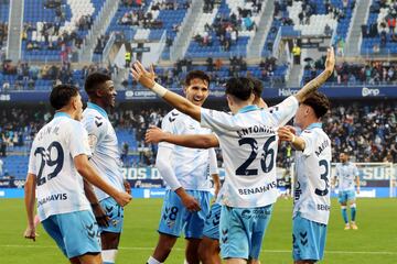 Llamativa presencia en esta celebración de Izan (29),. Antoñito (26) y Ochoa (35)-