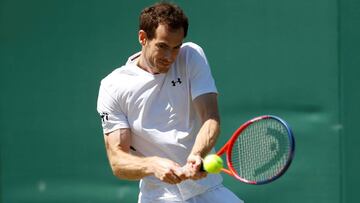 Andy Murray devuelve una bola durante un entrenamiento.