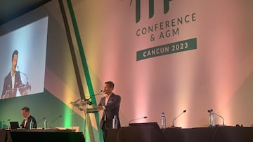 El directivo español de la ITF Jordi Tamayo interviene durante la Asamblea celebrada en Cancún.