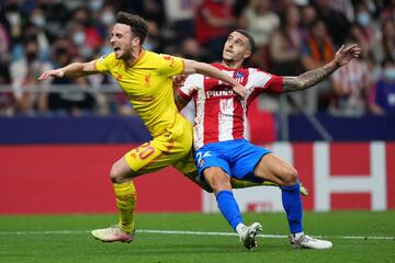 Jugada del penalti de Mario Hermoso a Diogo Jota.