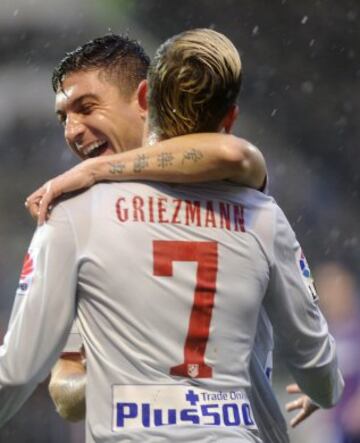 El delantero francés del Atlético de Madrid Antoine Griezmann celebra  el gol marcado al Eibar, primero para su equipo, durante el partido de la vigésimo primera jornada de Liga de Primera División.