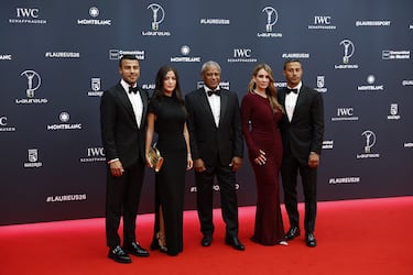 Mazinho posa junto a sus hijos Thiago Alcántara y Rafinha.