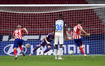 2-0. Diego Costa marcó de penalti el segundo tanto.anto.