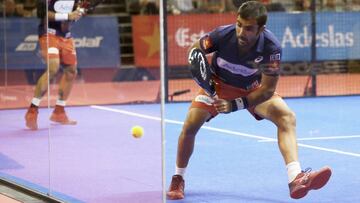 El brasileño Pablo Lima golpea la bola duran el Granada Open del World Padel Tour.