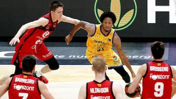 GRAFCVA6241. VALENCIA, 24/06/2020.- El escolta estadounidense del Herbalife Gran Canaria, Demonte Harper, controla el bal&oacute;n ante varios jugadores del Casademont Zaragoza durante el primer partido de la cuarta jornada del grupo B de la fase final de