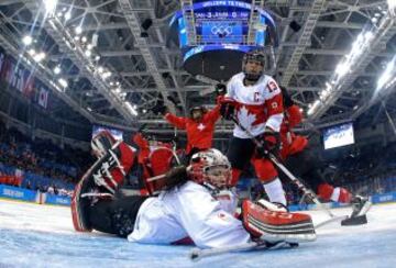 Jessica Lutz celebrando después de anotar un gol contra Shannon Szabados de Canadá en hockey sobre hielo