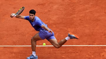 Spain's Carlos Alcaraz returns the ball to Spain's Alejandro Davidovich Fokina during the Monte Carlo ATP Masters Series Tournament semi-final tennis match at the Monte Carlo Country Club in Roquebrune-Cap-Martin on April 12, 2025. (Photo by Valery HACHE / AFP)