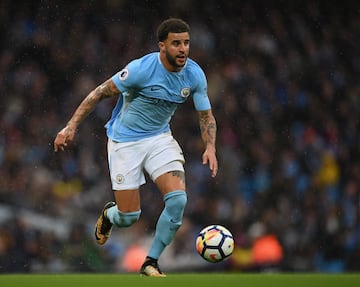 El City se ha gastado una gran cantidad de dinero en apuntalar su defensa y uno de los mayores gastos fue el fichaje del lateral derecho ingl¨¦s Kyle Walker. El City tuvo que desembolsar 52,70 millones de euros al Tottenham.