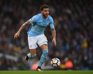 El City se ha gastado una gran cantidad de dinero en apuntalar su defensa y uno de los mayores gastos fue el fichaje del lateral derecho inglés Kyle Walker. El City tuvo que desembolsar 52,70 millones de euros al Tottenham.