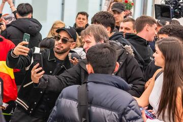 Ilia Topuria, recientemente proclamado campeón del peso pluma de la UFC, llega al Aeropuerto Adolfo Suárez Madrid-Barajas.