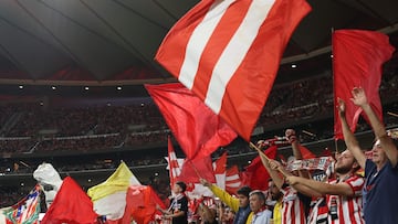 Afición del Atlético en el Atlético-Madrid.