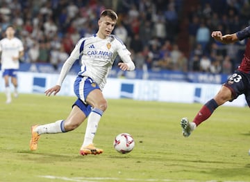 El delantero del Zaragoza dio la victoria a su equipo con un gol a escasos minutos para el final. El ariete se meti al pblico en el bolsillo con un amague para acomodarse la pelota con su pierna derecha, ante Pablo Martnez, y definir con la pierna izquierda pegadita al palo.