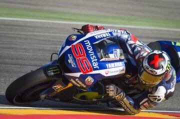 Su quinta victoria lleg車 en el circuito de Brno, carrera que volvi車 a dominar de principio a fin. Despu谷s llegaron dos malos resultados, cuarto en Silverstone y su primer abandono en San Marino, pero se reencontr車 con la victoria en el GP de Arag車n. As赤 recort車 distancia a Valentino Rossi en la clasificaci車n. En la imagen, Jorge Lorenzo durante la carrera en el circuito de Motorland Arag車n.