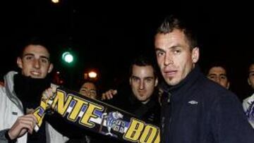 <b>CON GANAS. </b>El Málaga llegó a Madrid por la tarde. Duda, que hoy puede jugar de lateral izquierdo, fue aclamado por los hinchas de su equipo en la estación de Atocha.