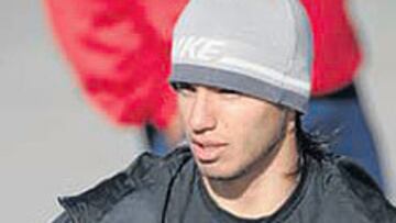 <b>DE MIEDO. </b>El Kun se presentó ayer así al entrenamiento rojiblanco.