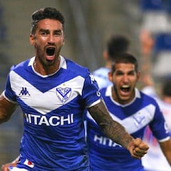 Colo Colo elige a su delantero: juega en Vélez y amargó a la UC