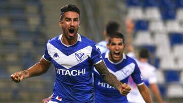 Colo Colo elige a su delantero: juega en Vélez y amargó a la UC