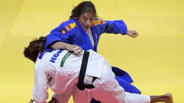 Clarisse Agbegnenou e Isabel Puche durante su enfrentamiento en el mundial de judo de Budapest.