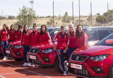 Las jugadoras de la Selección posan con sus nuevos coches