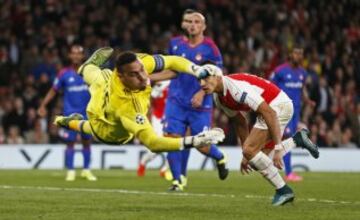 Alexis Sánchez anota para Arsenal.