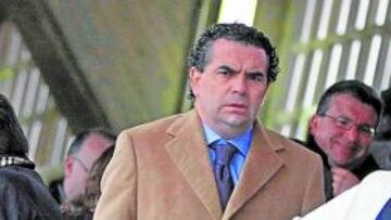 <b>CON LAS PEÑAS. </b>Iniesta agradeció las intenciones de los socios.