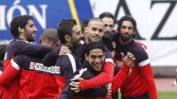Falcao y compañía. sonrientes durante el entrenamiento.