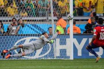 Por primera vez Chile no perdió en cancha en un Mundial con Brasil. La Roja llevó al extremo al Scratch y solo un penal en el poste de Gonzalo Jara le dio el paso a cuartos de su Copa del Mundo.