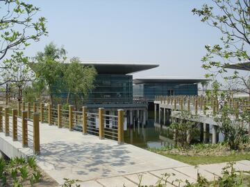 El circuito está construido sobre un pantano y tiene integrado el paddock dentro de un bonito lago y un majestuoso jardín.