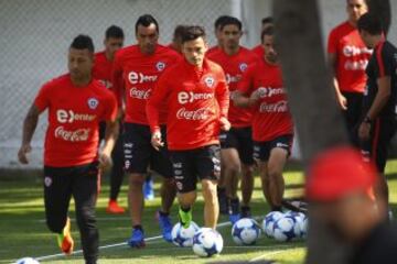 Futbol, entrenamiento seleccion chilena.
Los jugadores de la seleccion chilena, atienden  el entrenamiento matutino en el complejo deportivo Juan Pinto Duran de Santiago, Chile.
20/03/2017