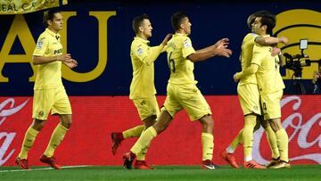 Villarreal's midfielder Manu Trigueros (R) celebrate after scoring during the Spanish league football match between Villarreal CF and Levante UD at La Ceramica stadium in Vila-real on January 20, 2018. / AFP PHOTO / JOSE JORDAN
