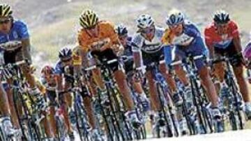 <b>DURÍSIMA ETAPA.</B> Isidro Nozal y sus compañeros controlan el grupo en un momento de la jornada de ayer. La guerra estaba por estallar.