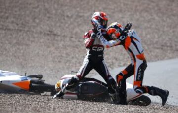 Los pilotos holandeses de Moto3, Bryan Schouten y Scott Deroue, se fueron a las manos tras una caída durante el GP de Alemania.