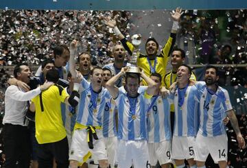 Los jugadores de Argentina levantan el trofeo tras ganar la Copa Mundial de Fútbol Sala Colombia 2016.
